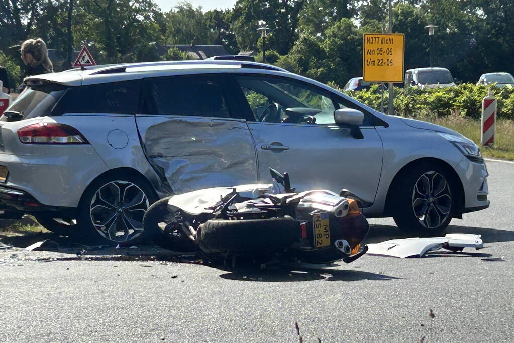 Gewonde en ravage na aanrijding met motor