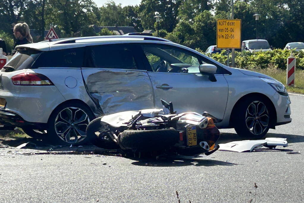 Gewonde en ravage na aanrijding met motor