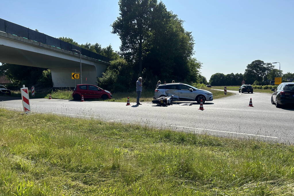 Gewonde en ravage na aanrijding met motor