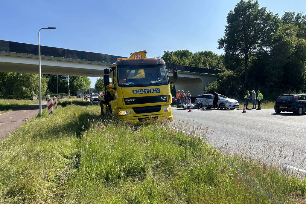 Gewonde en ravage na aanrijding met motor