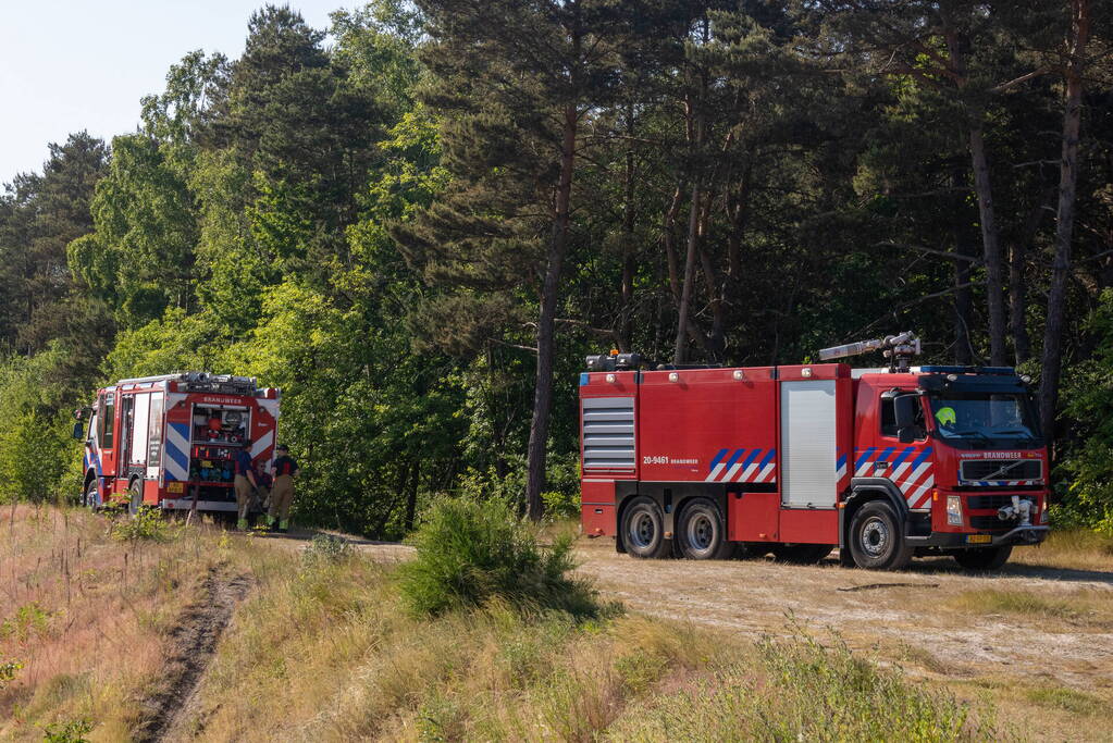 Brandweer blust brand in natuurgebied