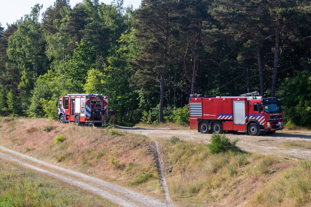 Brandweer blust brand in natuurgebied