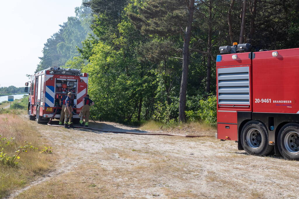 Brandweer blust brand in natuurgebied