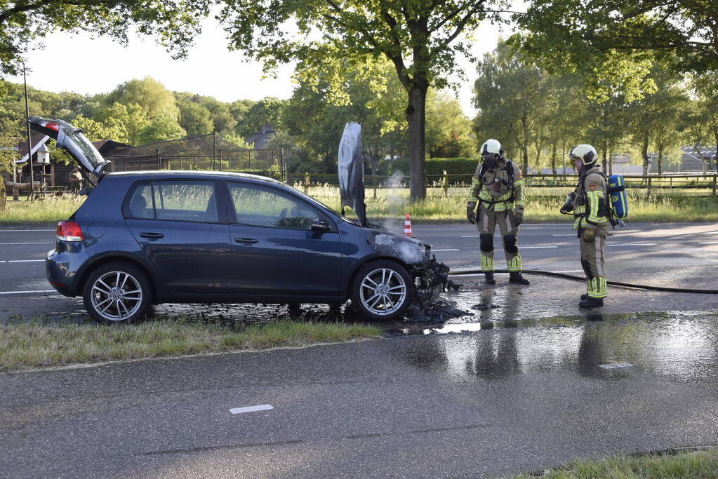 Auto vliegt al rijdend in brand