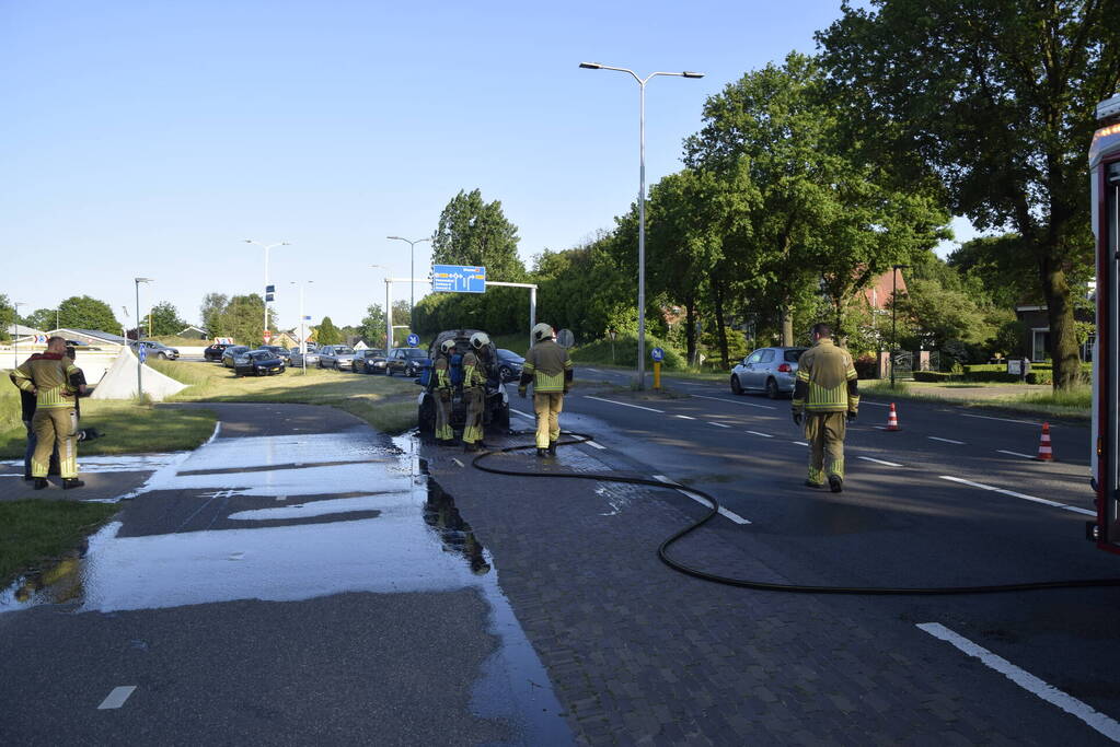 Auto vliegt al rijdend in brand