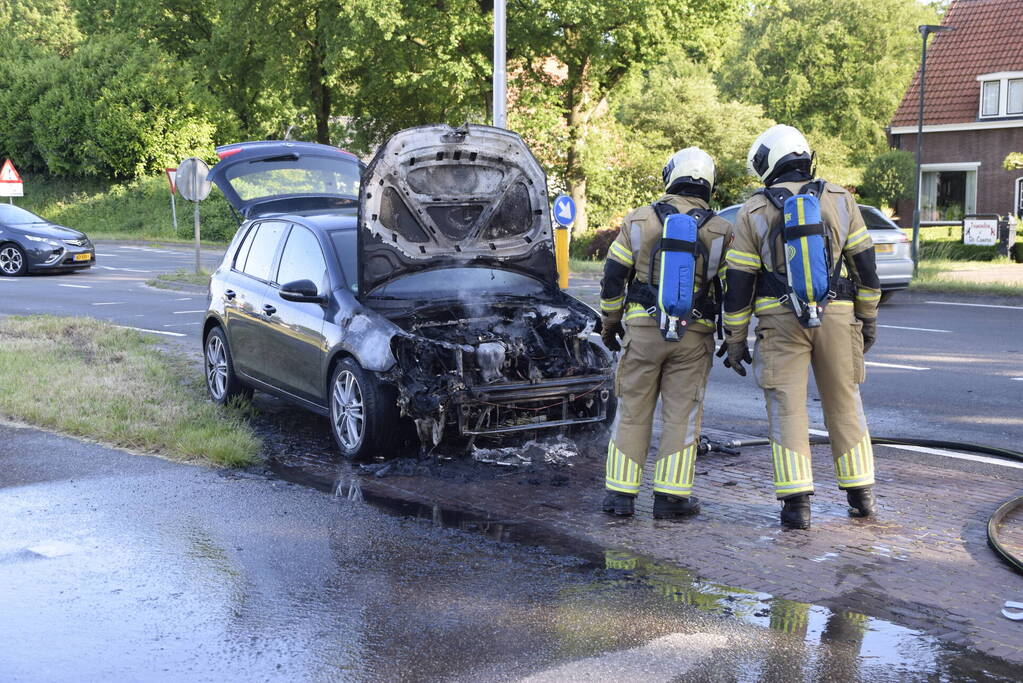 Auto vliegt al rijdend in brand