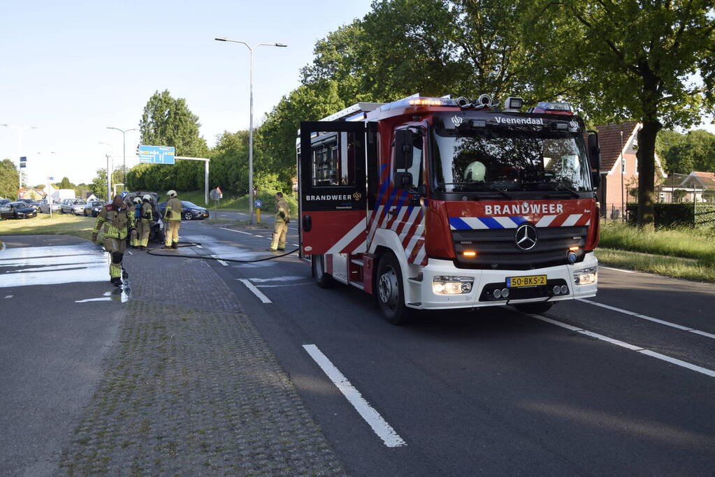 Auto vliegt al rijdend in brand