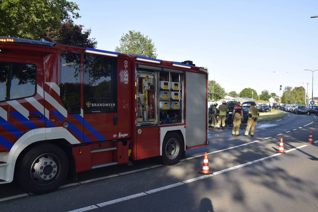 Auto vliegt al rijdend in brand