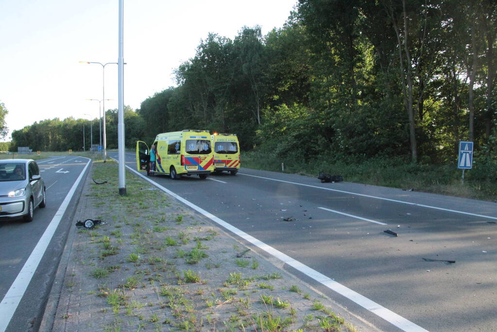 Flink ongeval tussen automobilist en scooterrijder