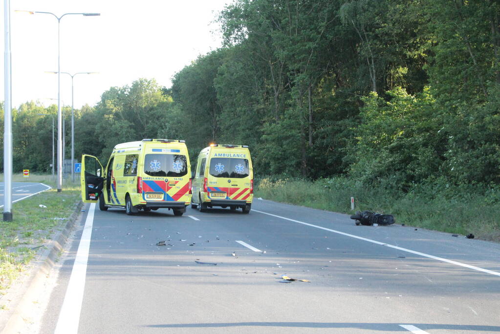 Flink ongeval tussen automobilist en scooterrijder