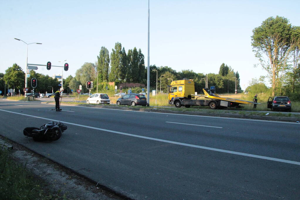 Flink ongeval tussen automobilist en scooterrijder