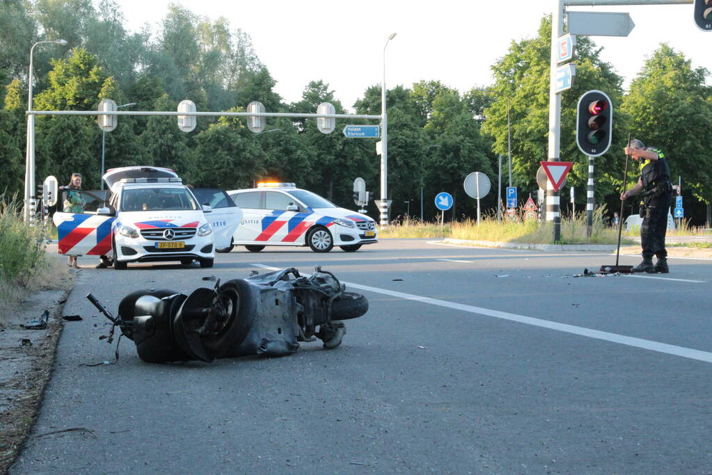 Flink ongeval tussen automobilist en scooterrijder