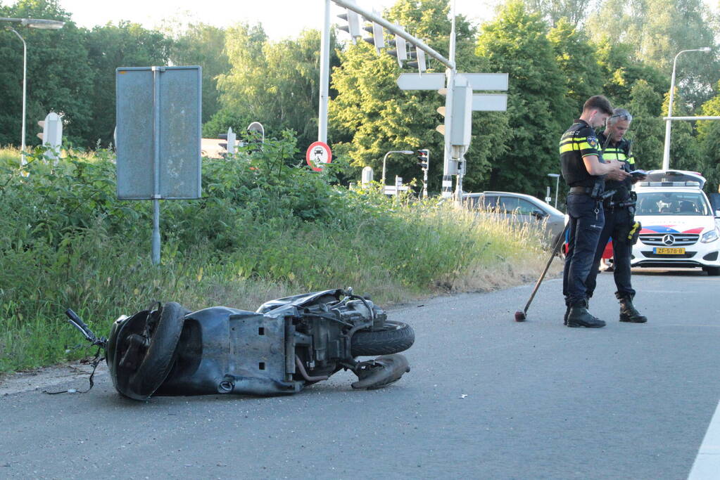 Flink ongeval tussen automobilist en scooterrijder