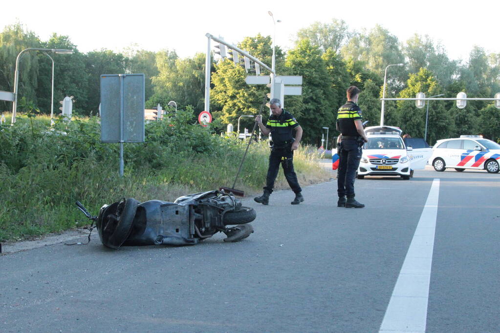 Flink ongeval tussen automobilist en scooterrijder