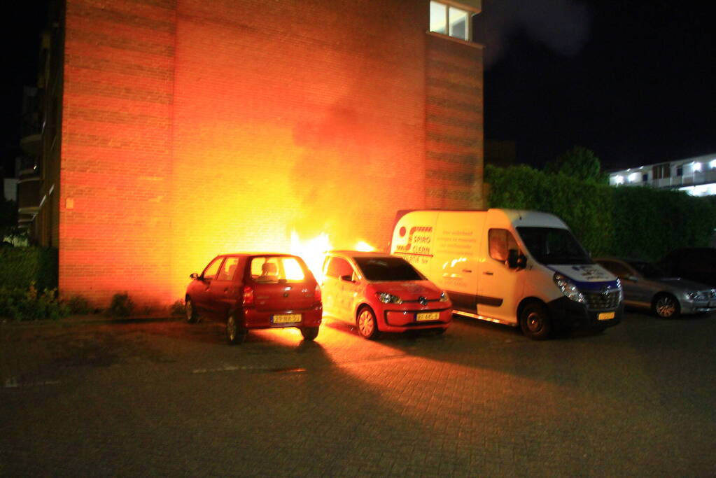 Auto zwaar beschadigd door brand, politie gaat uit van brandstichting