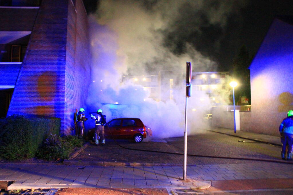 Auto zwaar beschadigd door brand, politie gaat uit van brandstichting