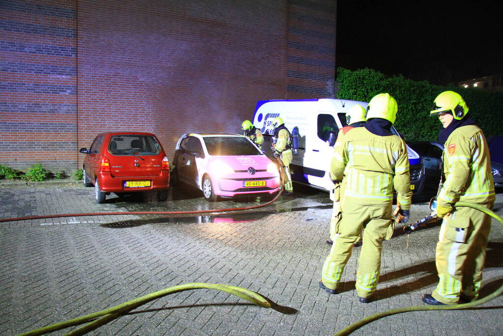 Auto zwaar beschadigd door brand, politie gaat uit van brandstichting