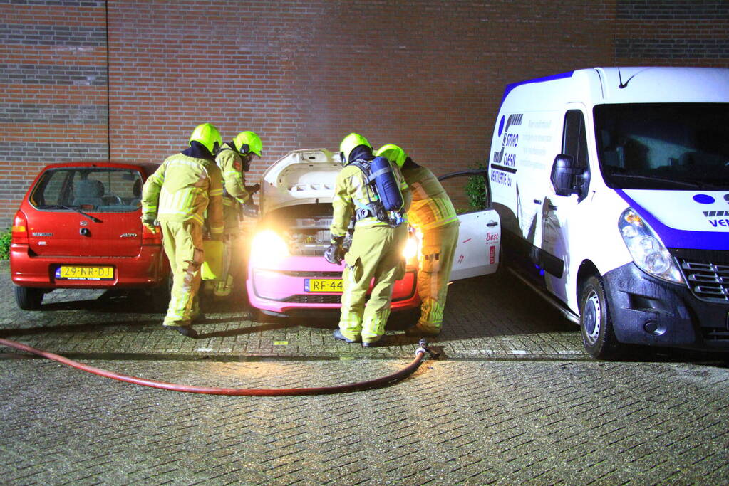 Auto zwaar beschadigd door brand, politie gaat uit van brandstichting