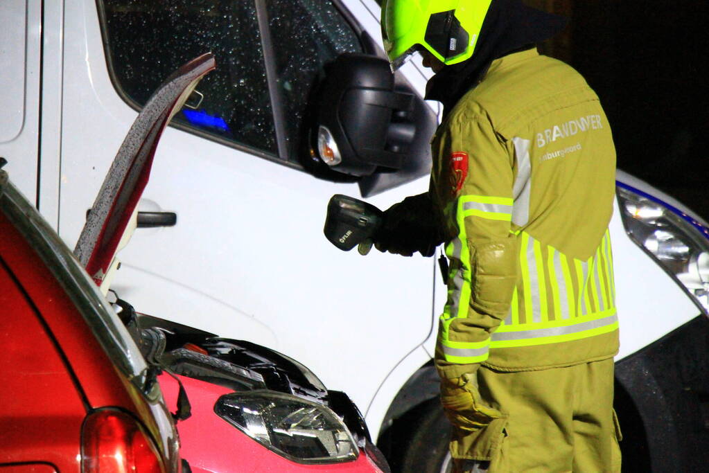 Auto zwaar beschadigd door brand, politie gaat uit van brandstichting