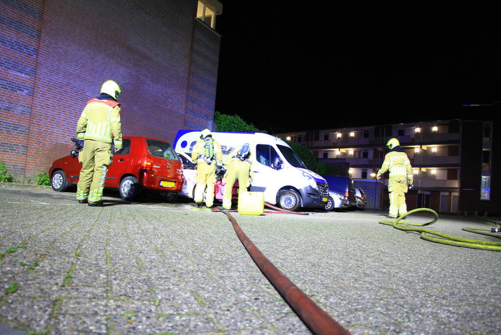 Auto zwaar beschadigd door brand, politie gaat uit van brandstichting