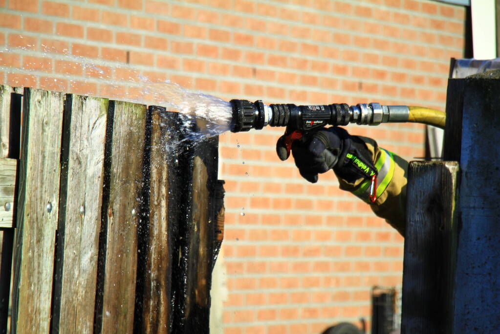 Brandstichting bij schutting van woning