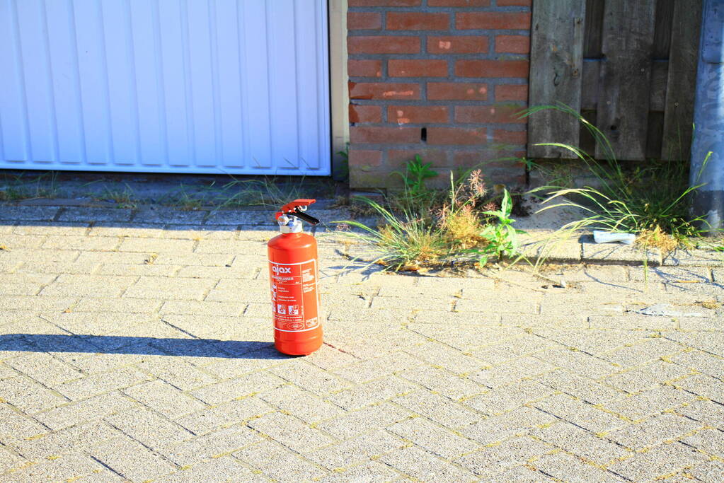 Brandstichting bij schutting van woning