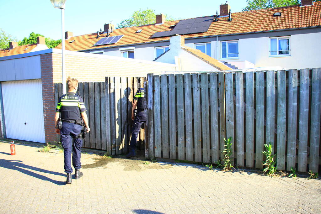 Brandstichting bij schutting van woning