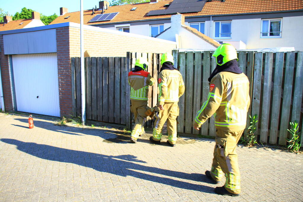 Brandstichting bij schutting van woning