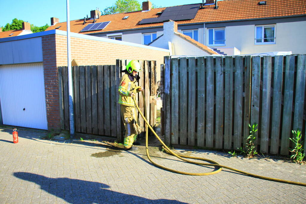 Brandstichting bij schutting van woning