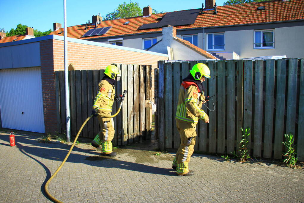 Brandstichting bij schutting van woning