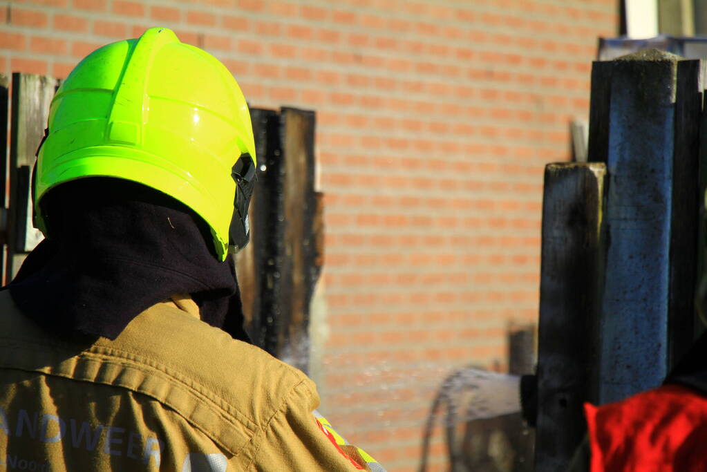 Brandstichting bij schutting van woning