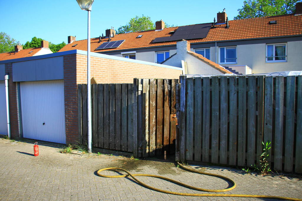 Brandstichting bij schutting van woning