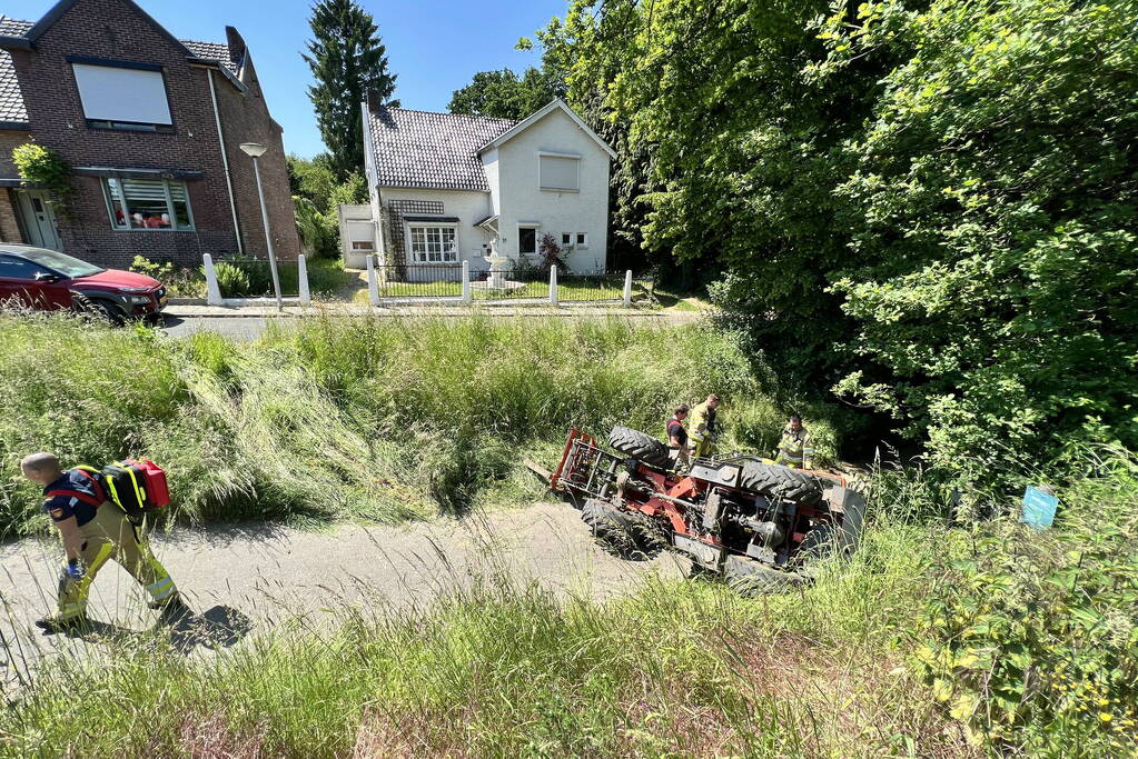 Tractor gekanteld, bestuurder gewond