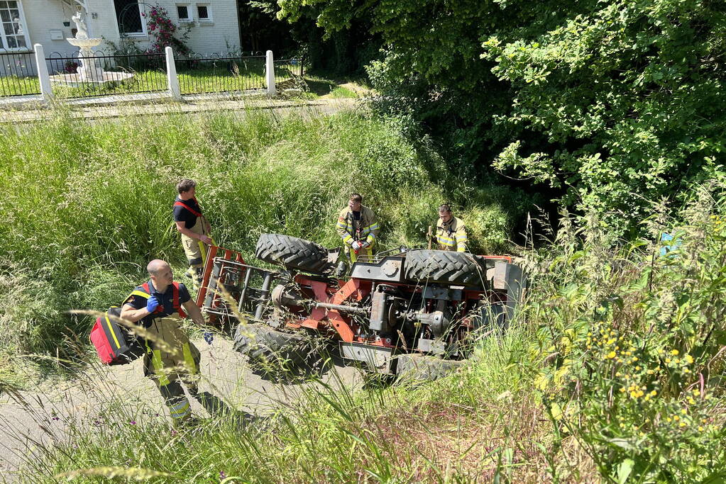 Tractor gekanteld, bestuurder gewond