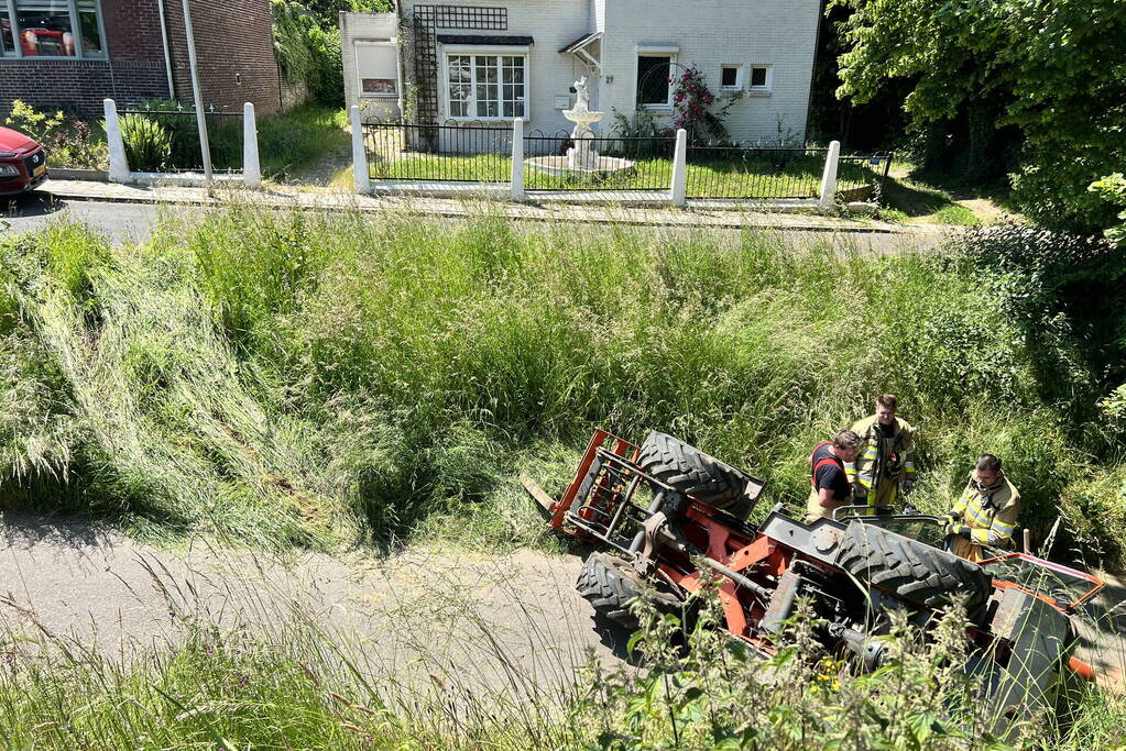 Tractor gekanteld, bestuurder gewond