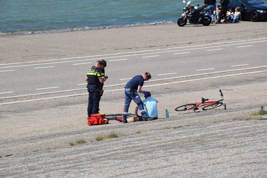 Fietser en automobilist in botsing