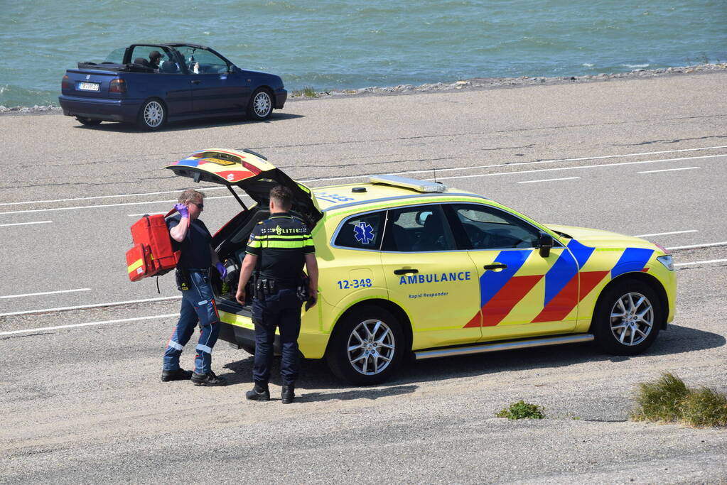 Fietser en automobilist in botsing