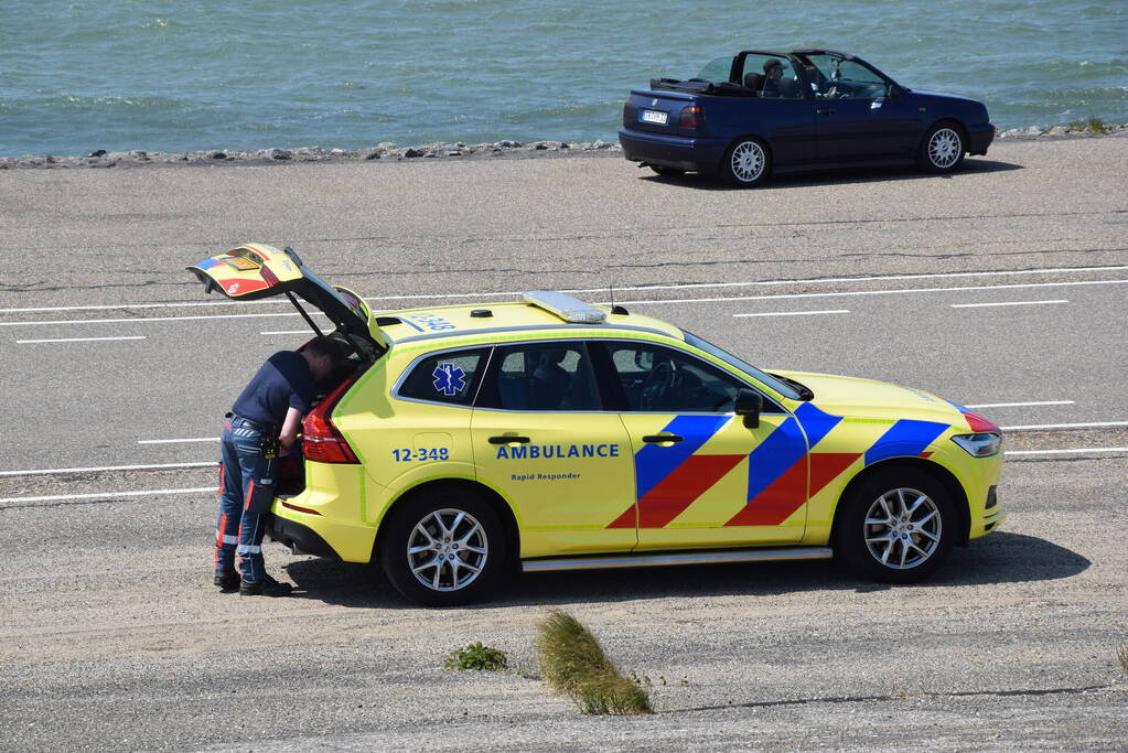 Fietser en automobilist in botsing