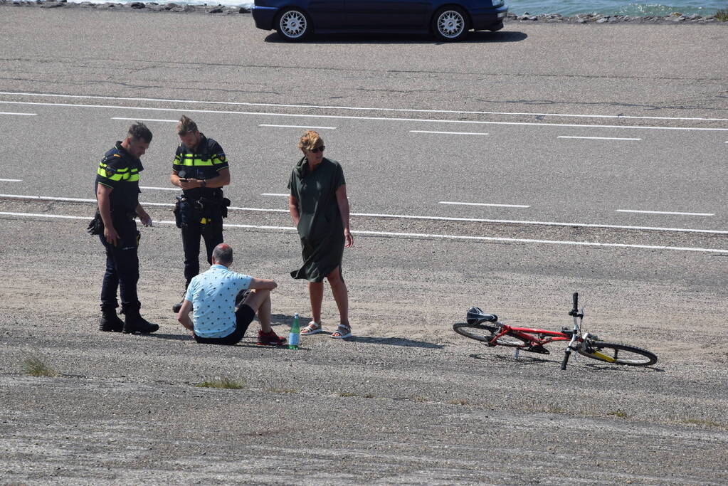 Fietser en automobilist in botsing