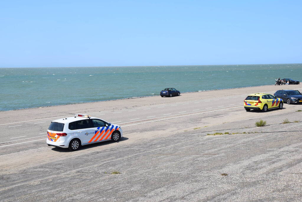 Fietser en automobilist in botsing