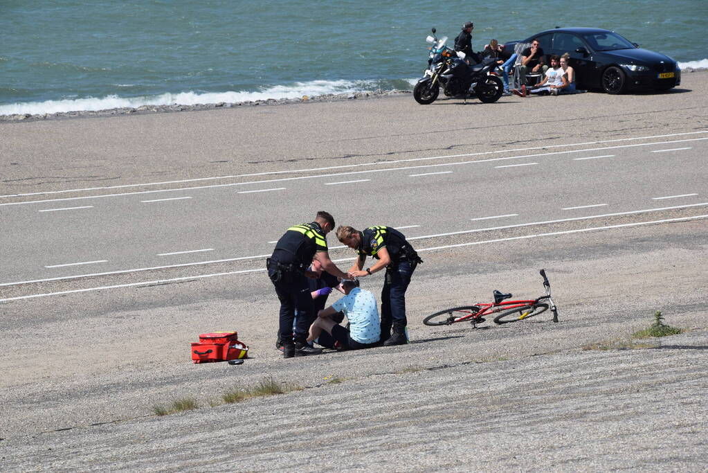 Fietser en automobilist in botsing