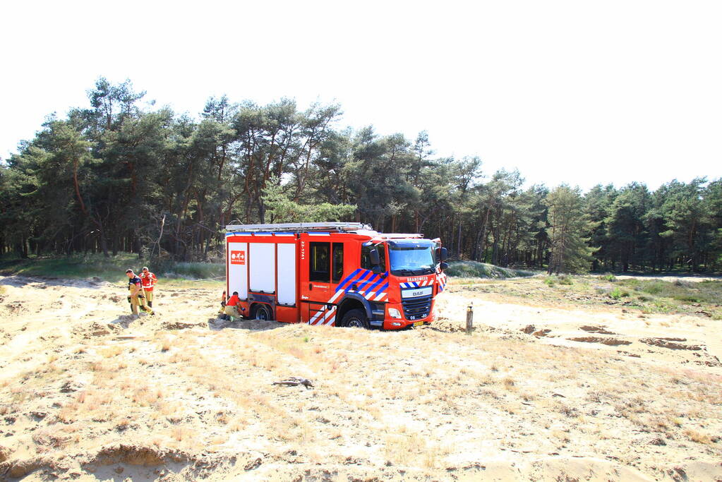 Wederom natuurbrand, brandweer rijdt zich vast