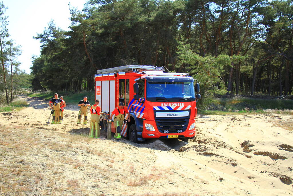 Wederom natuurbrand, brandweer rijdt zich vast