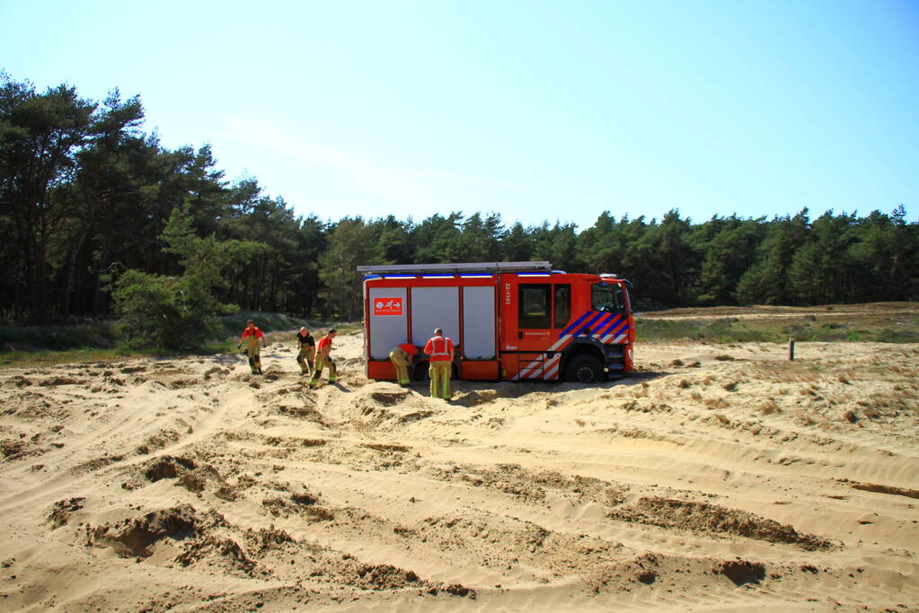 Wederom natuurbrand, brandweer rijdt zich vast