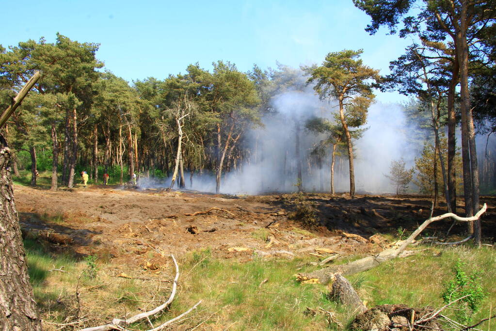 Wederom natuurbrand, brandweer rijdt zich vast