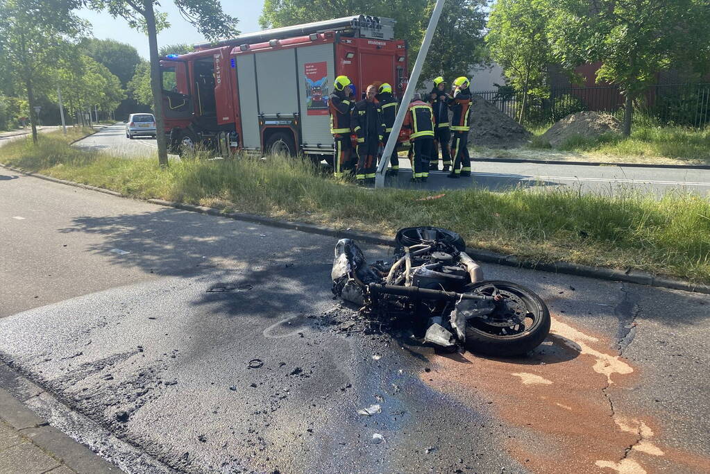 Motor uitgebrand bij ongeval, bestuurder gewond