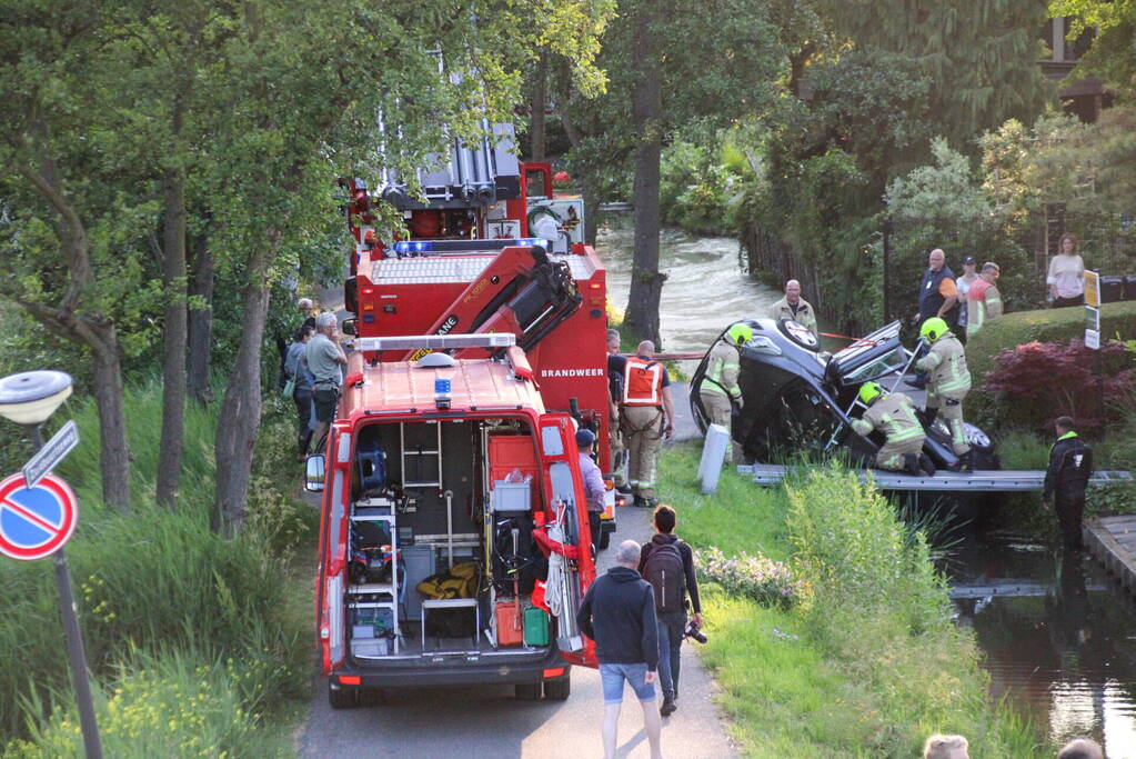 Auto belandt in sloot bij eenzijdig ongeval