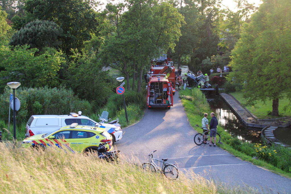 Auto belandt in sloot bij eenzijdig ongeval