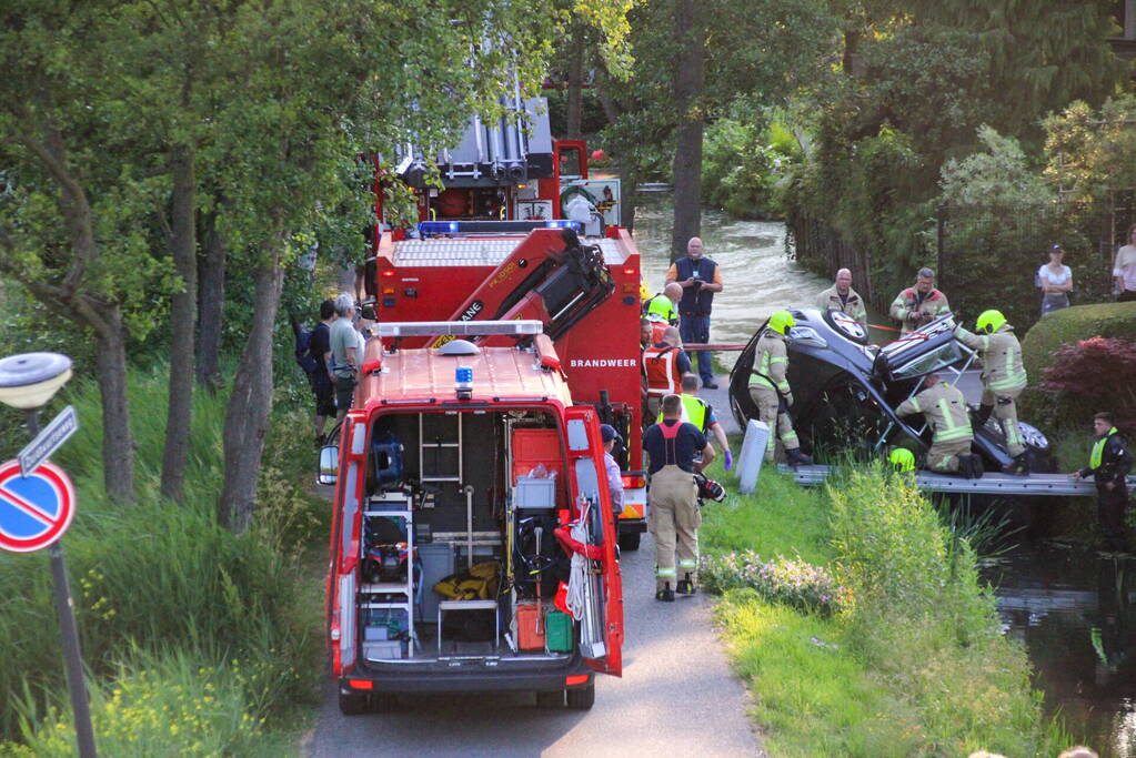 Auto belandt in sloot bij eenzijdig ongeval