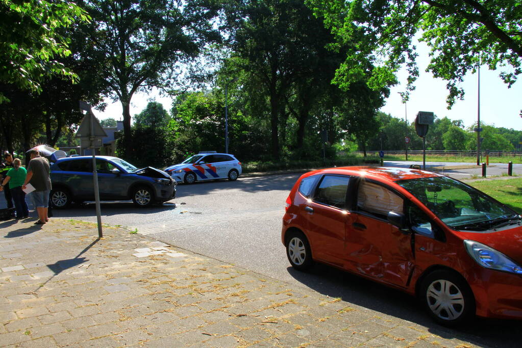 Auto knalt in portier van medeweggebruiker